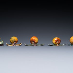 Four polychrome Dutch Delft hanging models of apples and a rare table piece with apples and pears, 18th C. — 照片 3