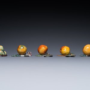Four polychrome Dutch Delft hanging models of apples and a rare table piece with apples and pears, 18th C. — 照片 4