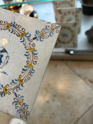 Four polychrome Dutch Delft tiles with animals in aigrette medallions, Haarlem, 17th C. — 照片 2