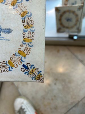 Four polychrome Dutch Delft tiles with animals in aigrette medallions, Haarlem, 17th C. — 照片 7