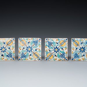 Four rare polychrome small size Dutch Delft tiles with grapes and pomegranates, 1st half 17th C. — photo 2