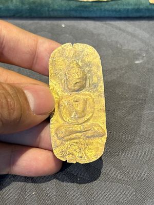 Four sheets of gold repoussé votive plaques of Buddha Sakyamuni, Burma, 12th C. — photo 2