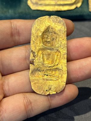 Four sheets of gold repoussé votive plaques of Buddha Sakyamuni, Burma, 12th C. — photo 3