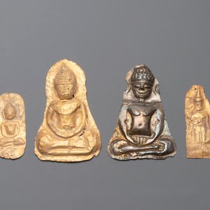 Four sheets of gold repoussé votive plaques of Buddha Sakyamuni, Burma, 12th C. — photo 2
