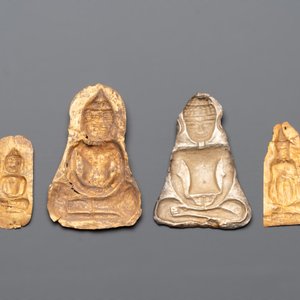 Four sheets of gold repoussé votive plaques of Buddha Sakyamuni, Burma, 12th C. — photo 3