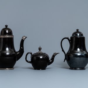 Four silver-mounted Namur black-glazed pottery coffeepots and a teapot, 18th C. — photo 2