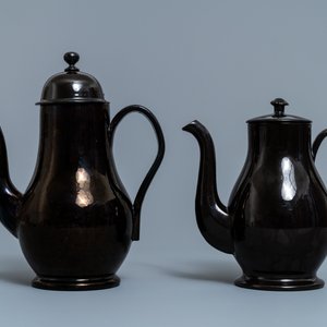 Four silver-mounted Namur black-glazed pottery coffeepots and a teapot, 18th C. — photo 10