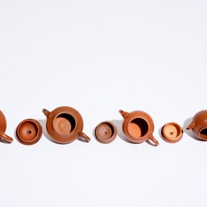 Four small Chinese Yixing teapots and covers, 19/20th C. — photo 6