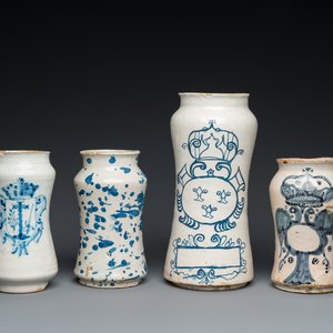 Four various blue and white albarelli or drug jars, Spain and Italy, 17/18th  C. — 照片 1