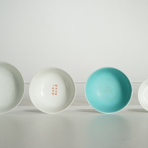 Four various Chinese famille rose and blue and white bowls, 19/20th C. — photo 11