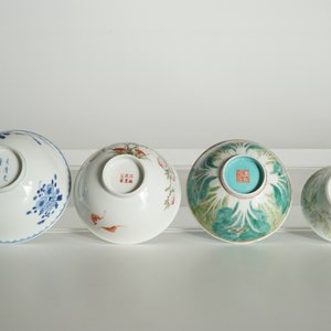 Four various Chinese famille rose and blue and white bowls, 19/20th C. — photo 12