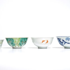 Four various Chinese famille rose and blue and white bowls, 19/20th C. — photo 3