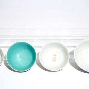 Four various Chinese famille rose and blue and white bowls, 19/20th C. — photo 5