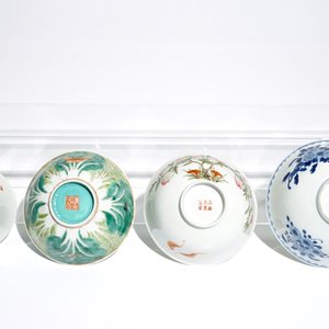 Four various Chinese famille rose and blue and white bowls, 19/20th C. — photo 6