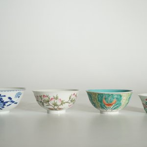 Four various Chinese famille rose and blue and white bowls, 19/20th C. — photo 7