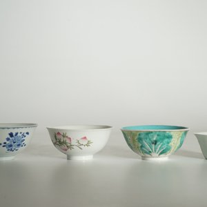 Four various Chinese famille rose and blue and white bowls, 19/20th C. — photo 8