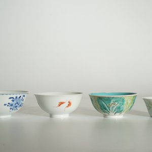 Four various Chinese famille rose and blue and white bowls, 19/20th C. — photo 9