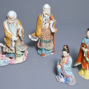 Four various Chinese famille rose figures, three with impressed marks, 19/20th C. — photo 1