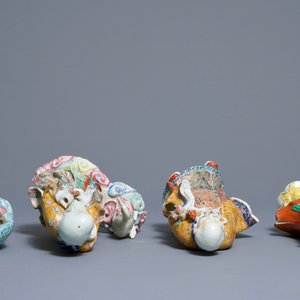 Four various Chinese famille rose figures, three with impressed marks, 19/20th C. — photo 7