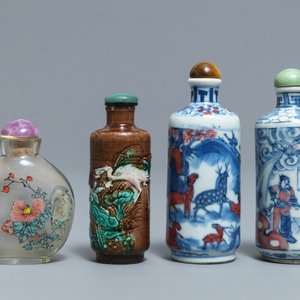 Four various Chinese porcelain and glass snuff bottles, 19/20th C. — 照片 1