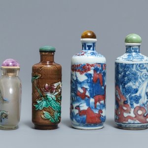Four various Chinese porcelain and glass snuff bottles, 19/20th C. — 照片 2