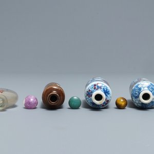 Four various Chinese porcelain and glass snuff bottles, 19/20th C. — 照片 5