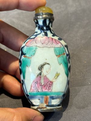 Four various Chinese porcelain snuff bottles, 19th C. — foto 16