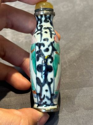 Four various Chinese porcelain snuff bottles, 19th C. — foto 17
