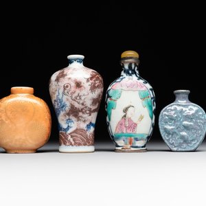 Four various Chinese porcelain snuff bottles, 19th C. — foto 1