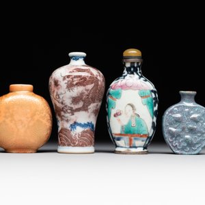 Four various Chinese porcelain snuff bottles, 19th C. — foto 3