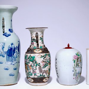 Four various Chinese vases, incl. blue and white on a celdon ground and famille rose, 19/20th C. — 照片 2