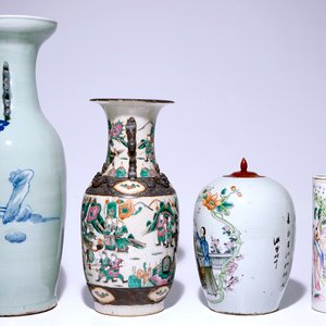Four various Chinese vases, incl. blue and white on a celdon ground and famille rose, 19/20th C. — 照片 4