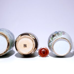 Four various Chinese vases, incl. blue and white on a celdon ground and famille rose, 19/20th C. — 照片 6