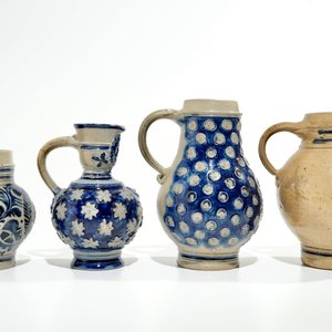 Four Westerwald stoneware jugs, Germany, 17th C. — 照片 2