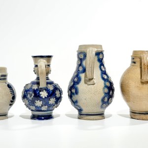 Four Westerwald stoneware jugs, Germany, 17th C. — 照片 5