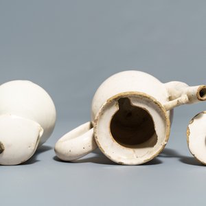 Four white Dutch Delft jugs, a pair of lobed plates and a large shaker, 17/18th C. — photo 18