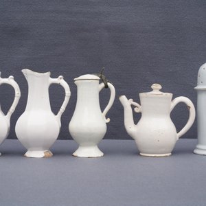 Four white Dutch Delft jugs, a pair of lobed plates and a large shaker, 17/18th C. — photo 20
