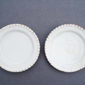 Four white Dutch Delft jugs, a pair of lobed plates and a large shaker, 17/18th C. — photo 23
