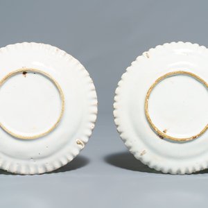Four white Dutch Delft jugs, a pair of lobed plates and a large shaker, 17/18th C. — photo 7