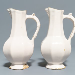 Four white Dutch Delft jugs, a pair of lobed plates and a large shaker, 17/18th C. — photo 10