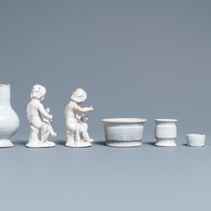 Four white Dutch Delftware ointment jars, a jug and two figures, 17/19th C. — 照片 3