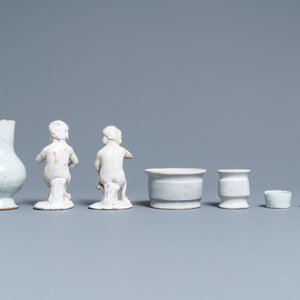 Four white Dutch Delftware ointment jars, a jug and two figures, 17/19th C. — 照片 4