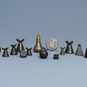 Fourteen bronze weights, France, 16/18th C. — 照片 1