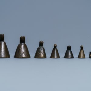 Fourteen bronze weights, France, 16/18th C. — 照片 5