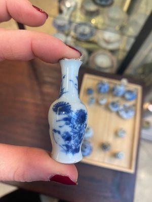 Fourteen Chinese blue and white miniature vases with floral design, Kangxi — 照片 19