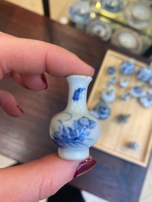 Fourteen Chinese blue and white miniature vases with floral design, Kangxi — 照片 27