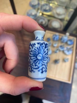 Fourteen Chinese blue and white miniature vases with floral design, Kangxi — 照片 29