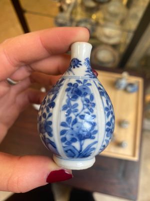 Fourteen Chinese blue and white miniature vases with floral design, Kangxi — 照片 7