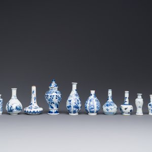 Fourteen Chinese blue and white miniature vases with floral design, Kangxi — 照片 3