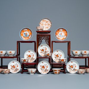 Fourteen Chinese iron-red and gilt cups and nine saucers, Kangxi/Qianlong — 照片 1